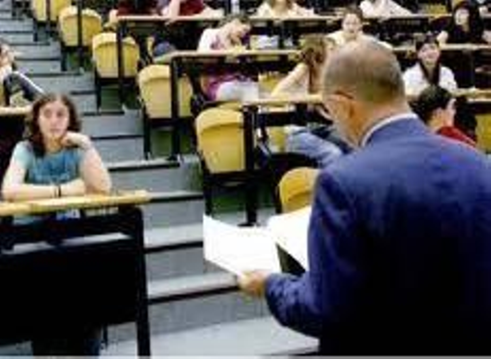 Un profesor examina a un grupo de alumnos.