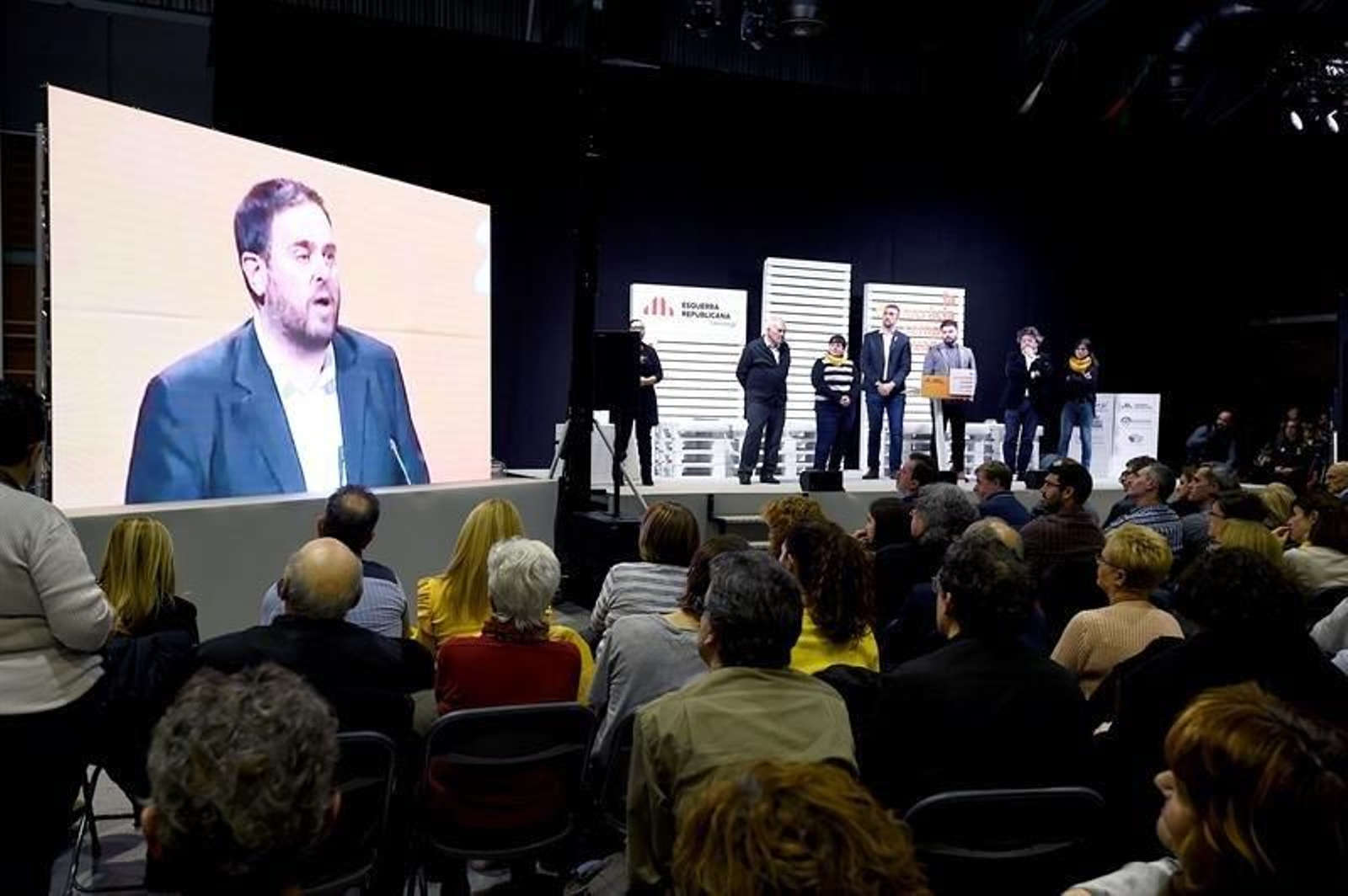 Participantes en un mitin de ERC en Lleida observan un vídeo de Junqueras el pasado viernes.
