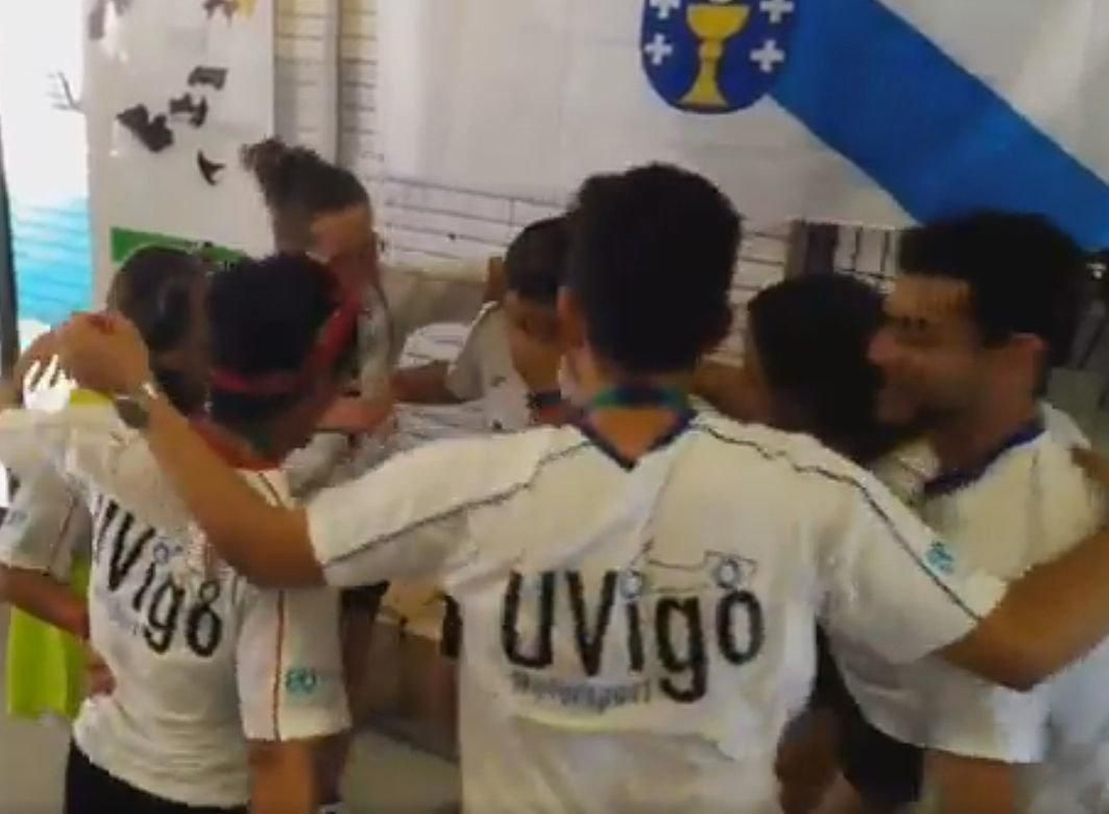 El equipo celebrando el éxito