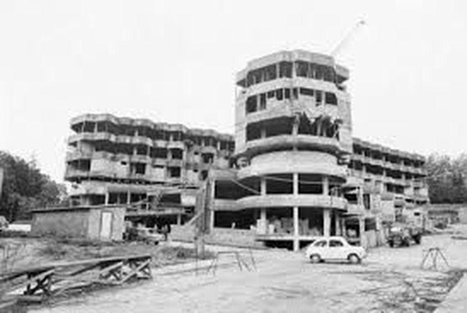 El hospital, en las obras de construcción de la primera fase con forma de "V".