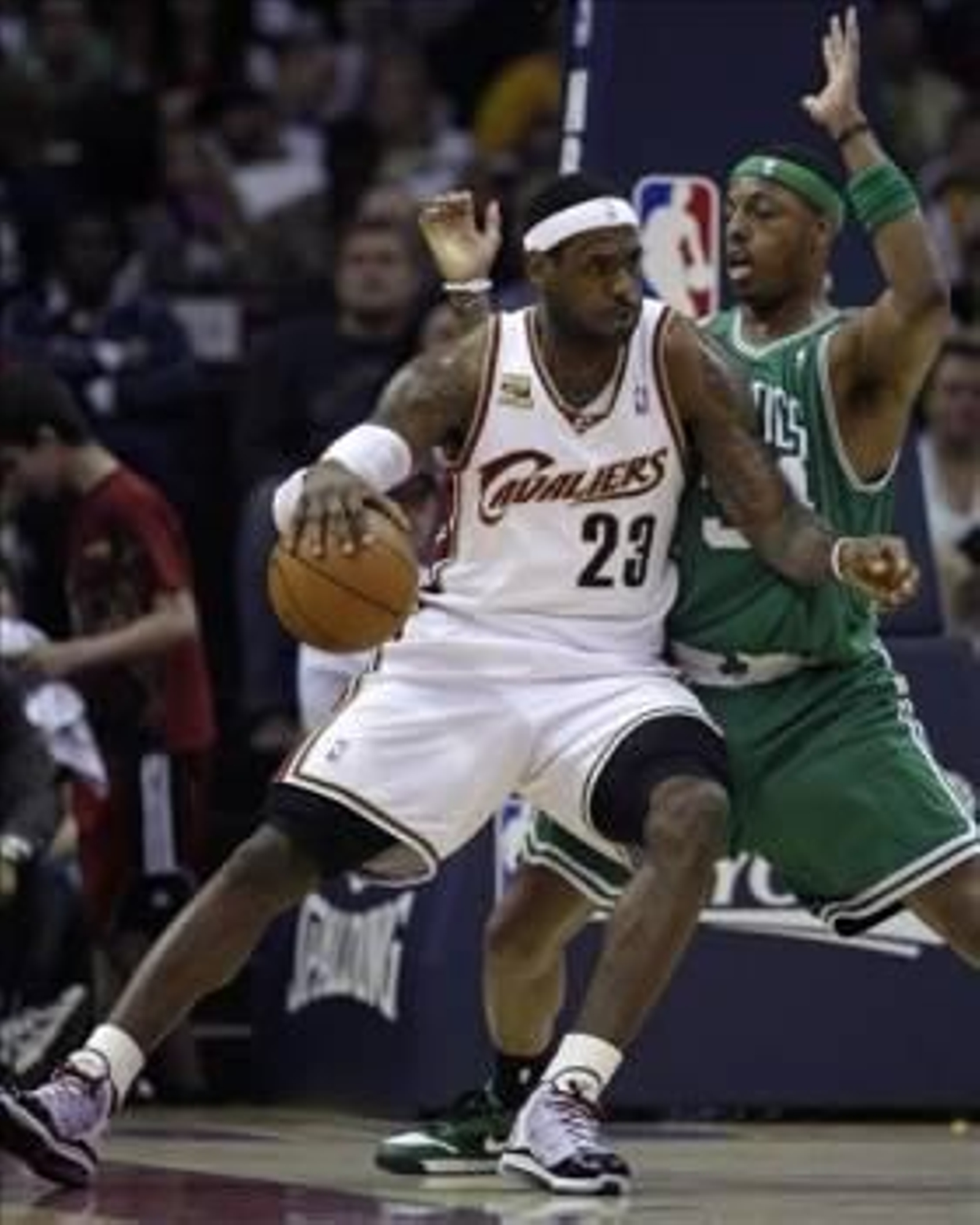 El jugador de los Cavaliers de Cleveland, LeBron James, trata de pasar la marca de Paul Pierce. (Foto: JAY LAPRETE)