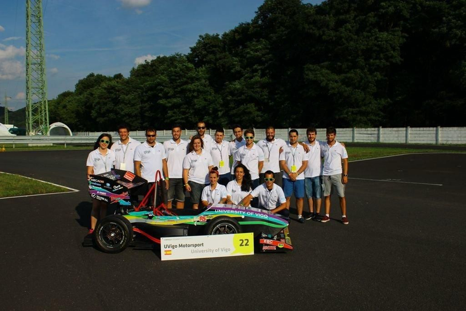 La escudería de la Universidad de Vigo, con el monoplaza.