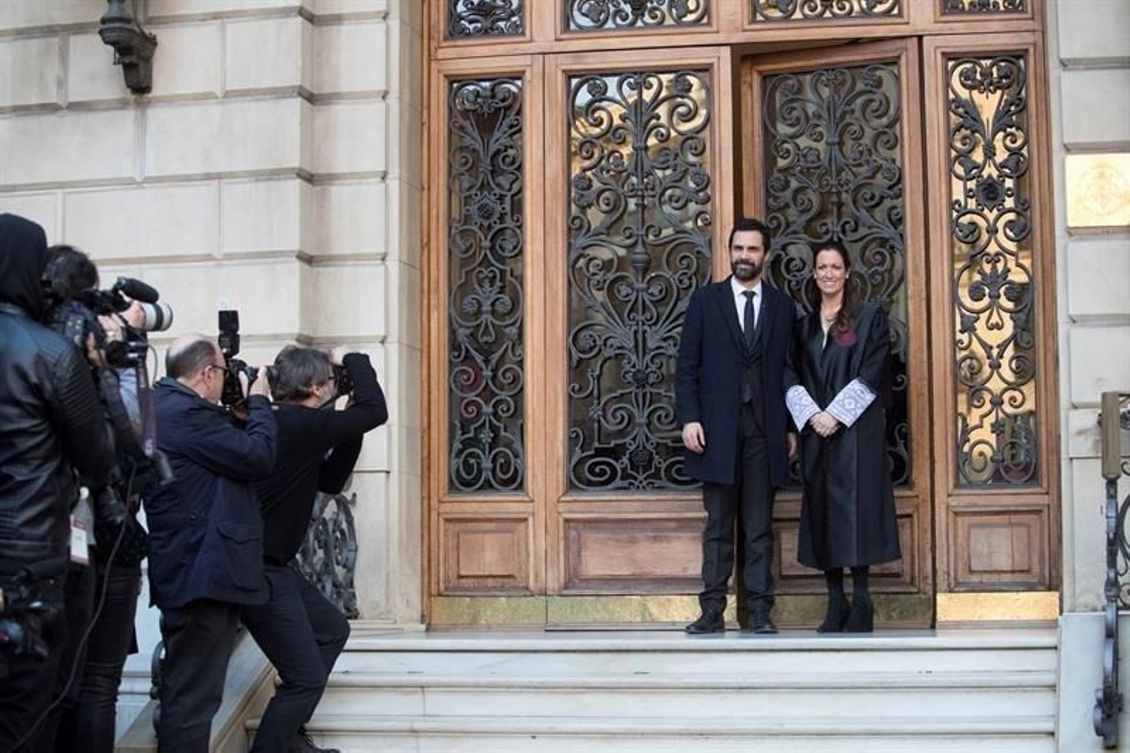 El presidente del Parlament, Roger Torrent, junto a la decana del Colegio de Abogados de Barcelona, Maria Eugenia Gay