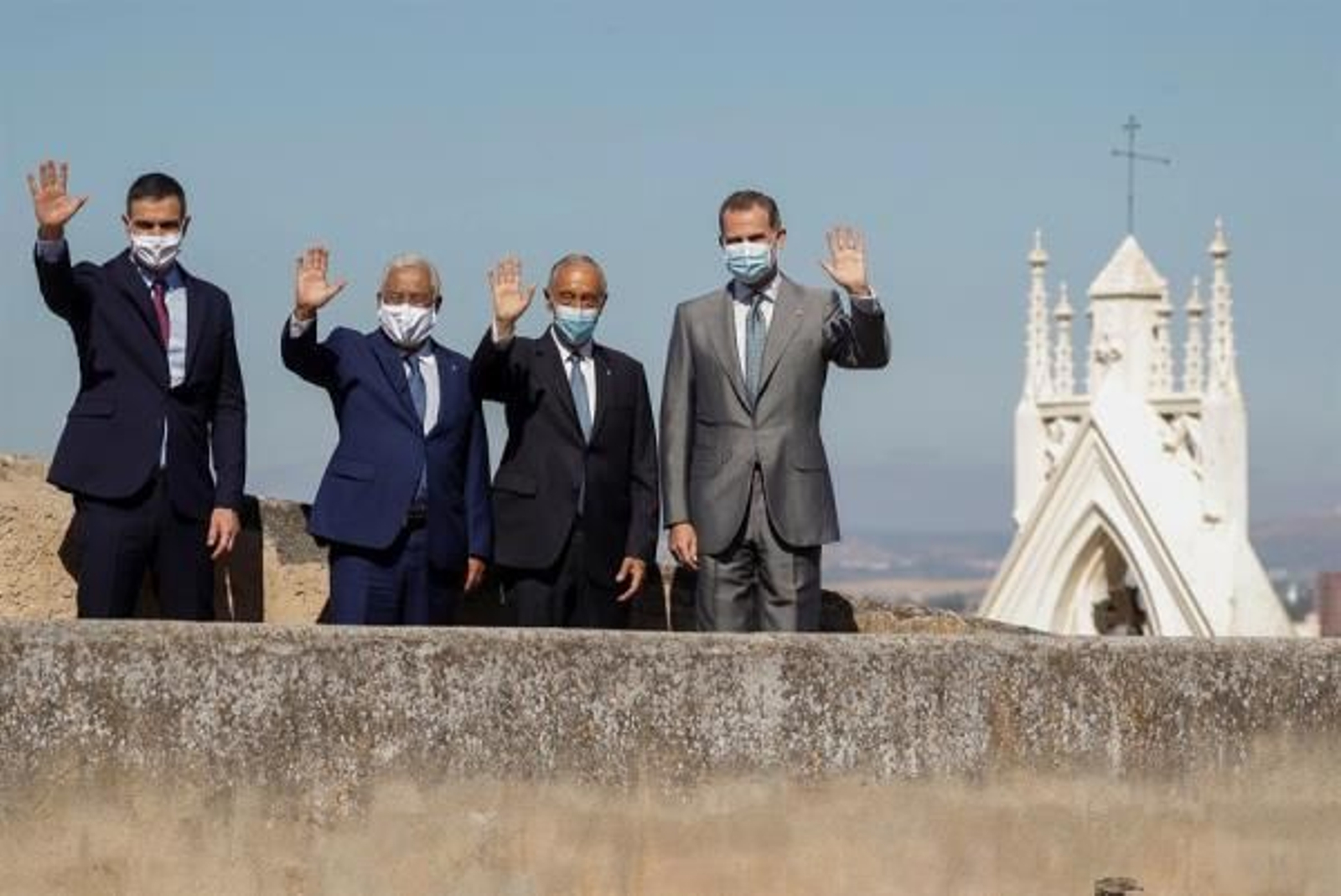 El presidente del Gobierno, Pedro Sánchez (i), el rey Felipe VI (d), junto con presidente portugués Marcelo Rebelo de Sousa (2d) y el primer ministro luso Antonio Costa (2i) durante el paseo por la muralla de la ciudad en Badajoz
