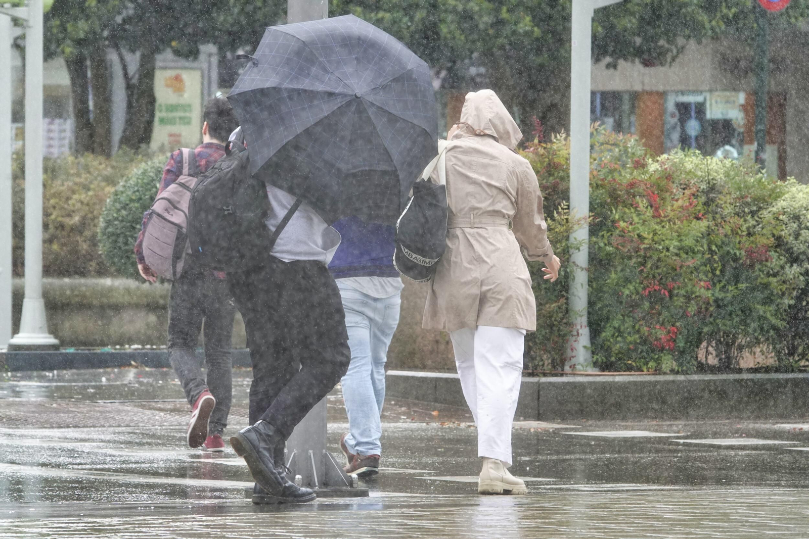 Un paraguas resistiendo a las fuerte rachas de viento registradas en Vigo.