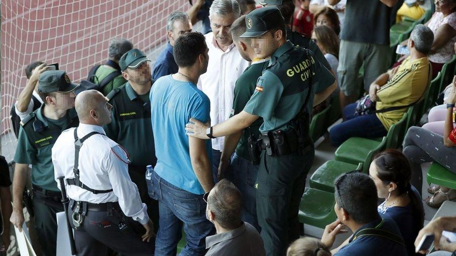 La Guardia Civil y la seguridad privada retiraron algunas de las muchas pancartas en contra de Piqué.