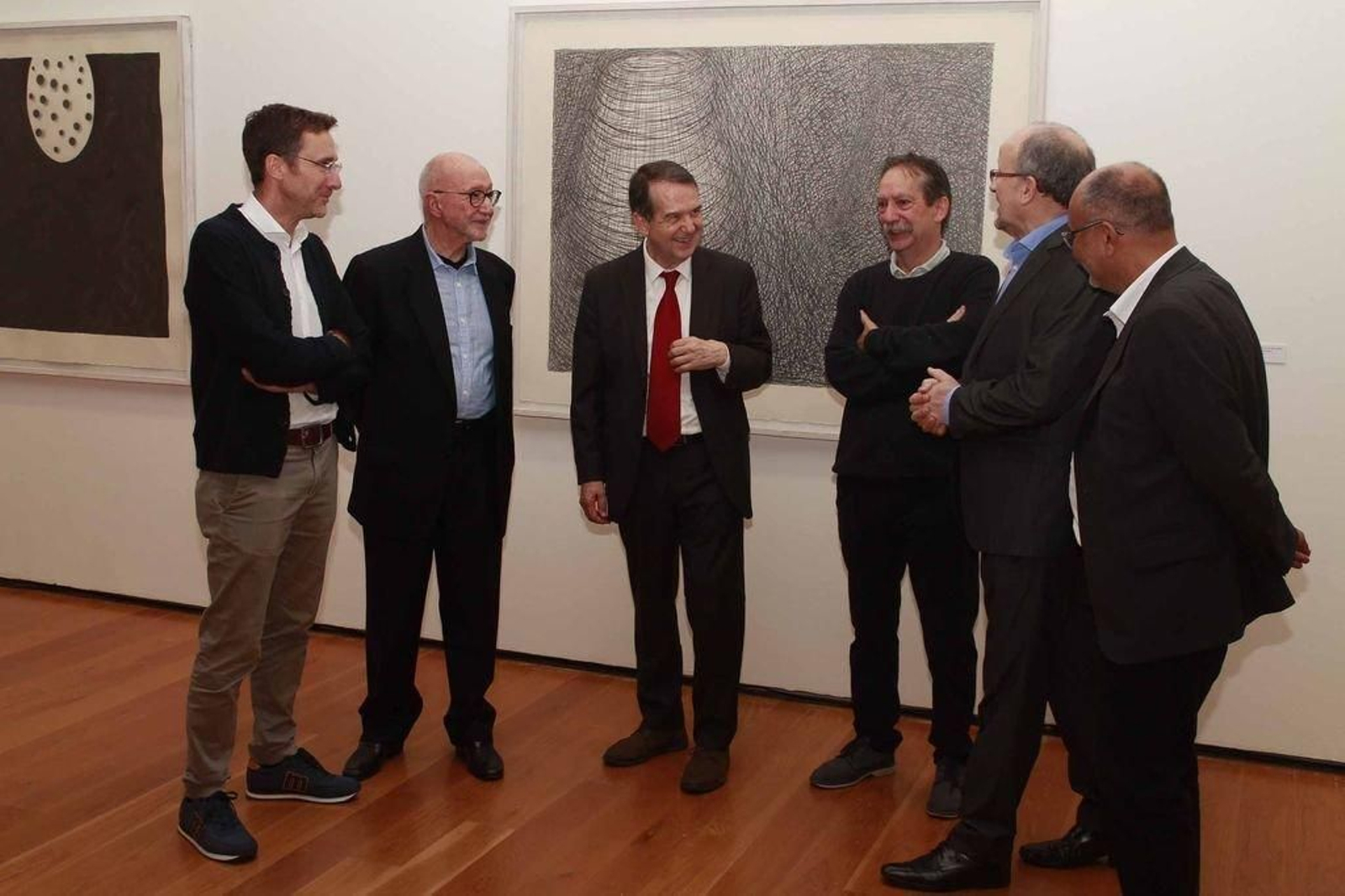 Óscar Alonso, comisario; J Abel Caballero, entre los artistas Jorge Martins y Eduardo Gruber; el director del Marco, Miguel Fernández y el concejal Abel Losada, ante la obra abstracta de Martins, ayer en la inauguración.