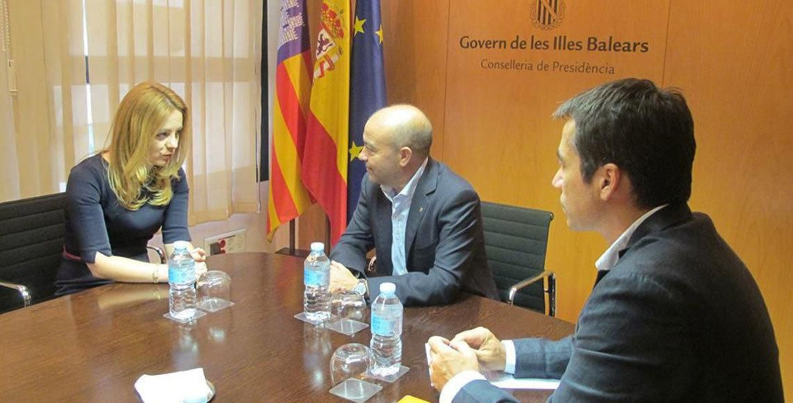 El vicepresidente y consejero de Presidencia, Antonio Gómez, ha recibido en audiencia a la cónsul general de Rumanía en Barcelona, Geanina Boicu.