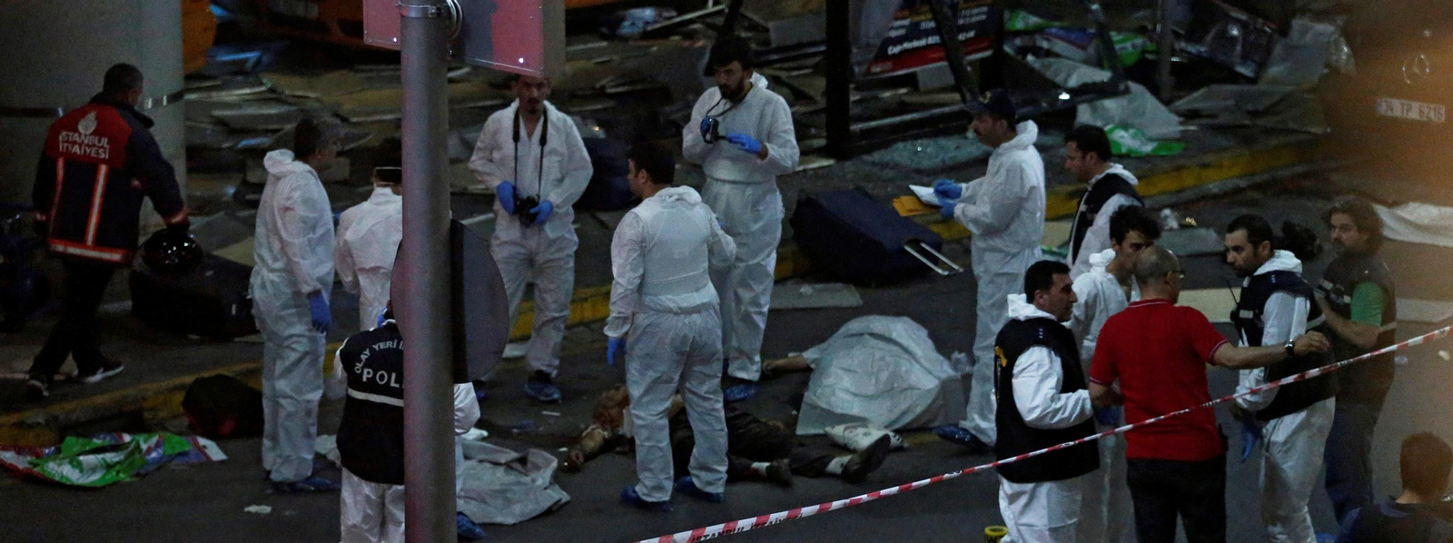 Investigadores forenses tras el atentado suicida