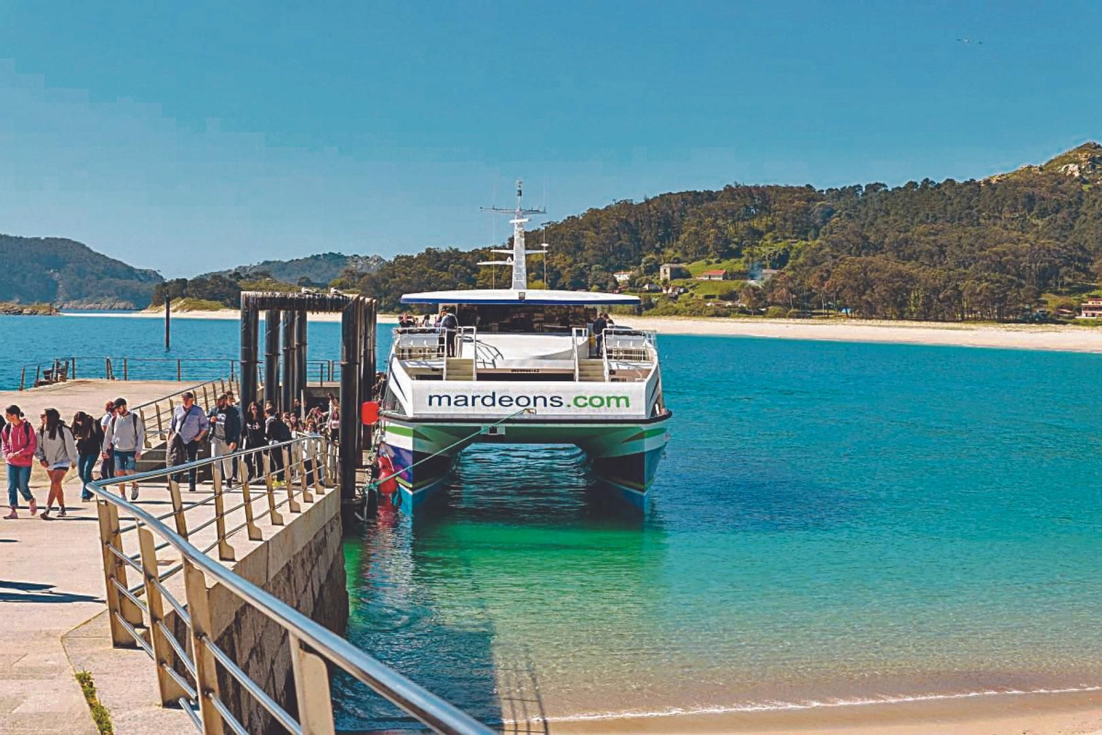El barco de Cíes atracado en el muelle de Rodeira.