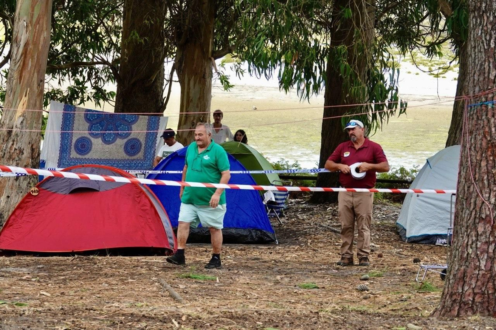 Operativos acordonando el camping de las Cíes. // Vicente Alonso