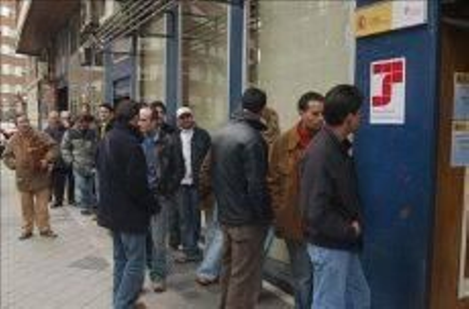 Un grupo de inmigrantes a la cola para realizar trámites en la Seguridad Social.