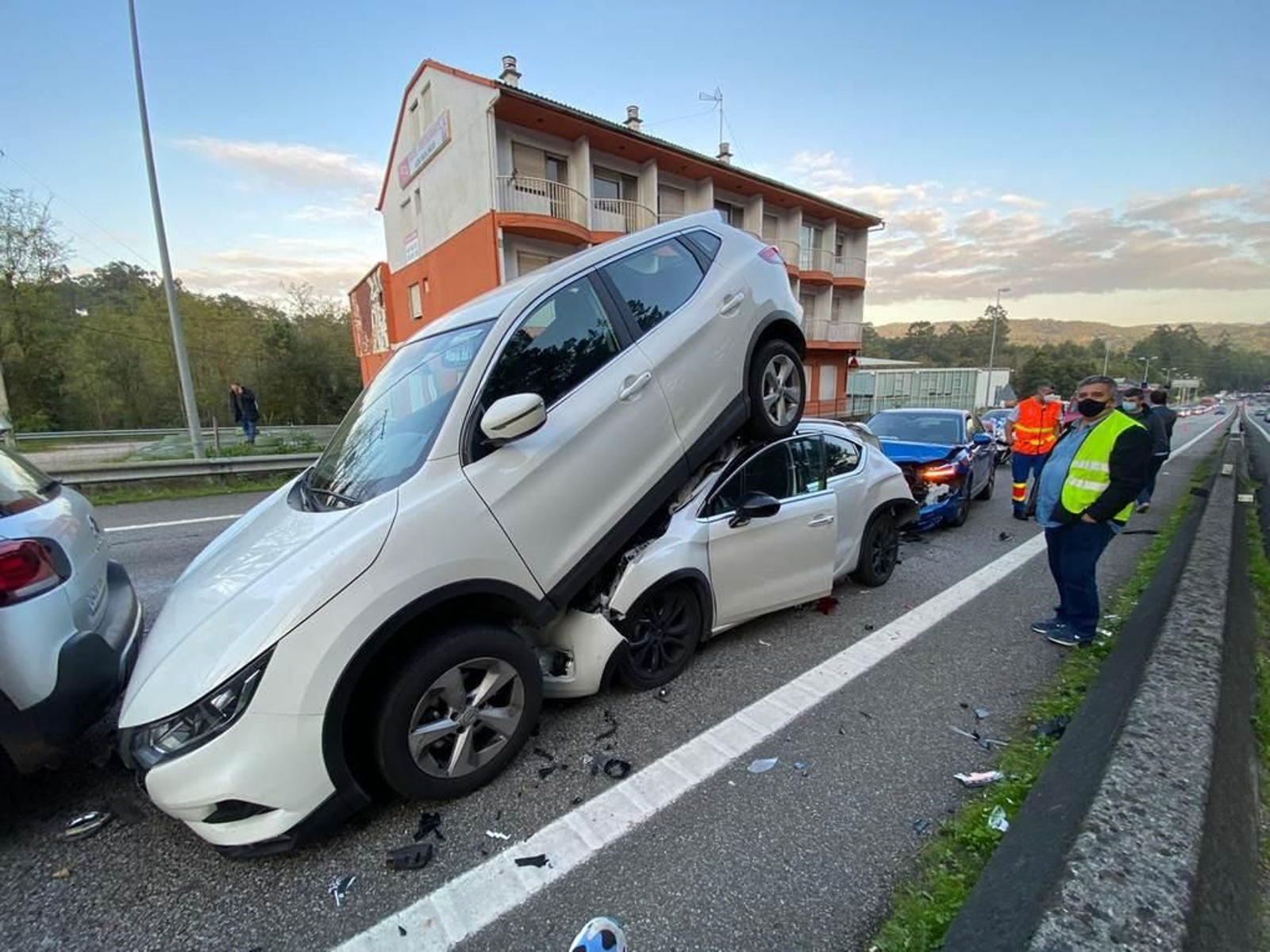El brutal impacto entre los cuatro vehículos