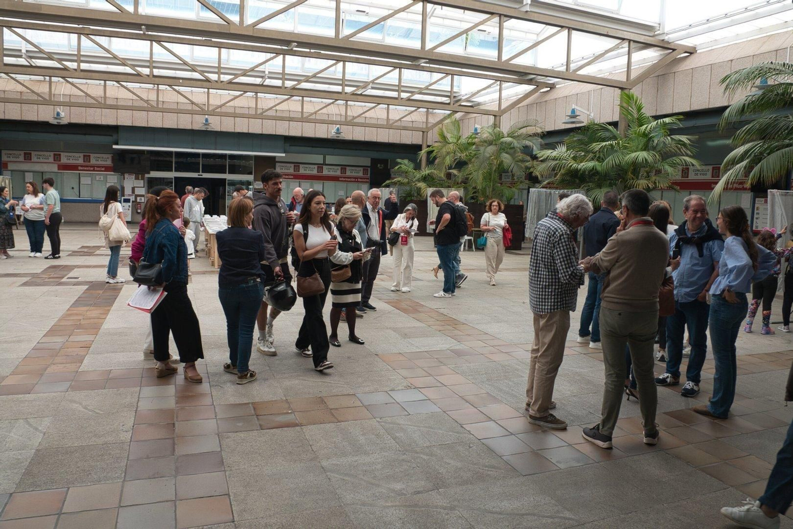 Ciudadanos de Vigo acudieron a votar en las elecciones europeas.