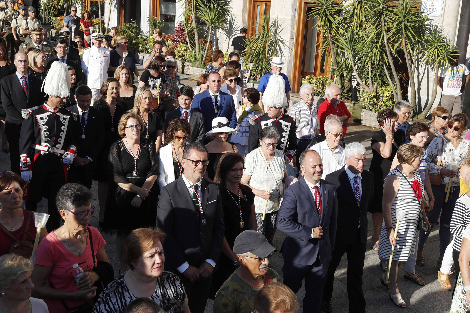 Los representantes políticos procesionaron detrás del Cristo con el resto de los fieles.