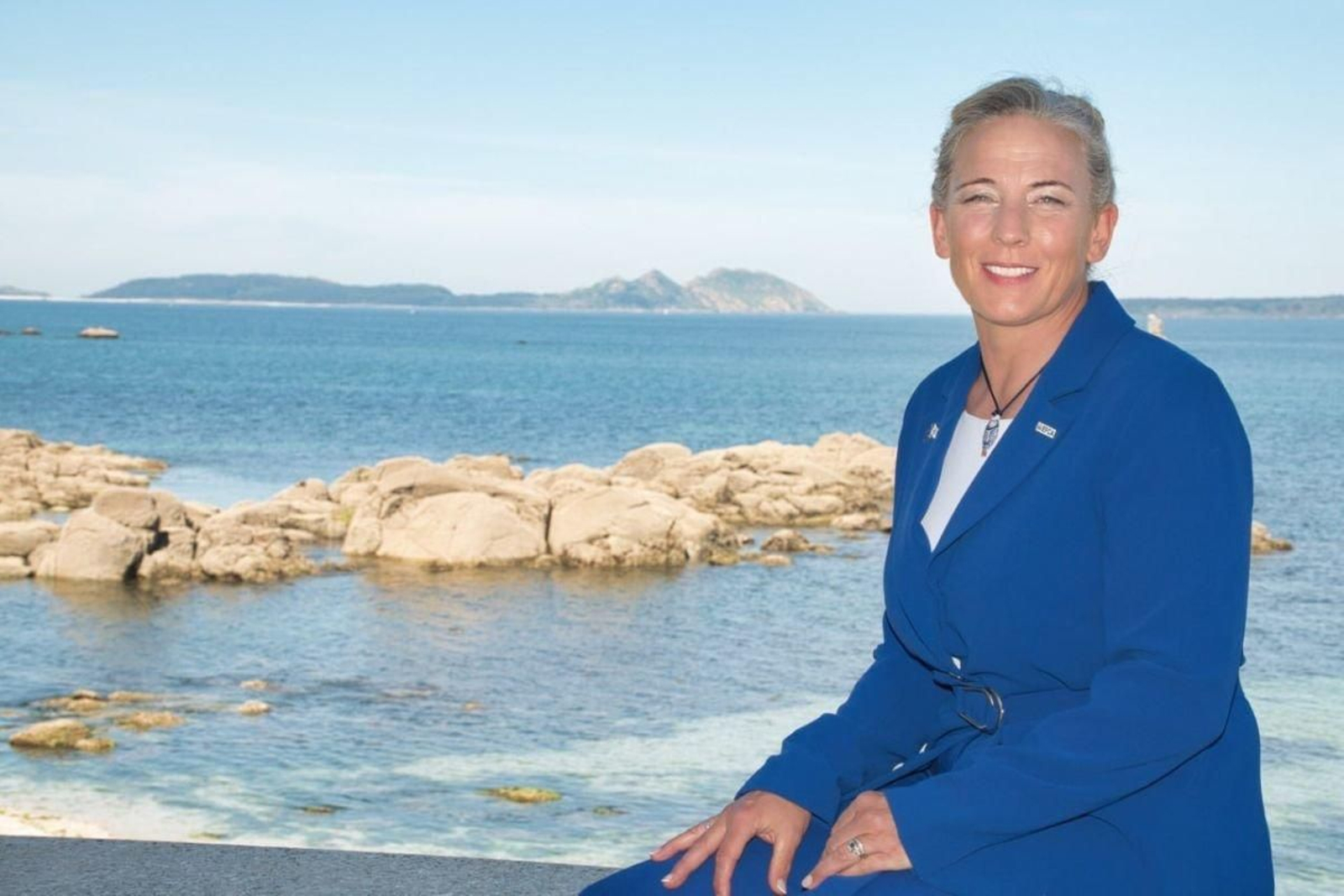 Susan Steele, con las Cíes al fondo, en el Museo do Mar.