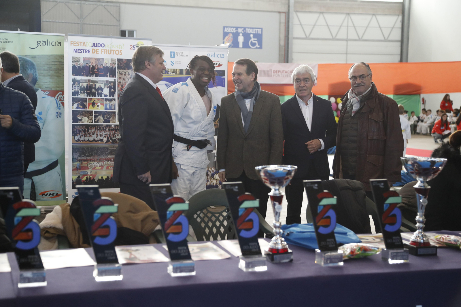 Abel Caballero charla con María Bernabéu durante el evento.