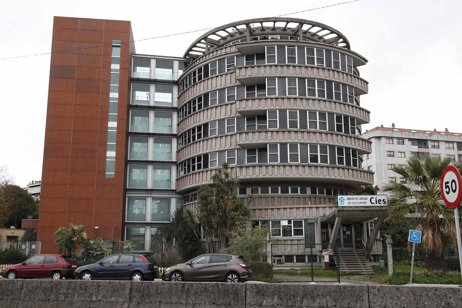 El complejo Cíes, en la avenida de Madrid, lleva meses cerrado.