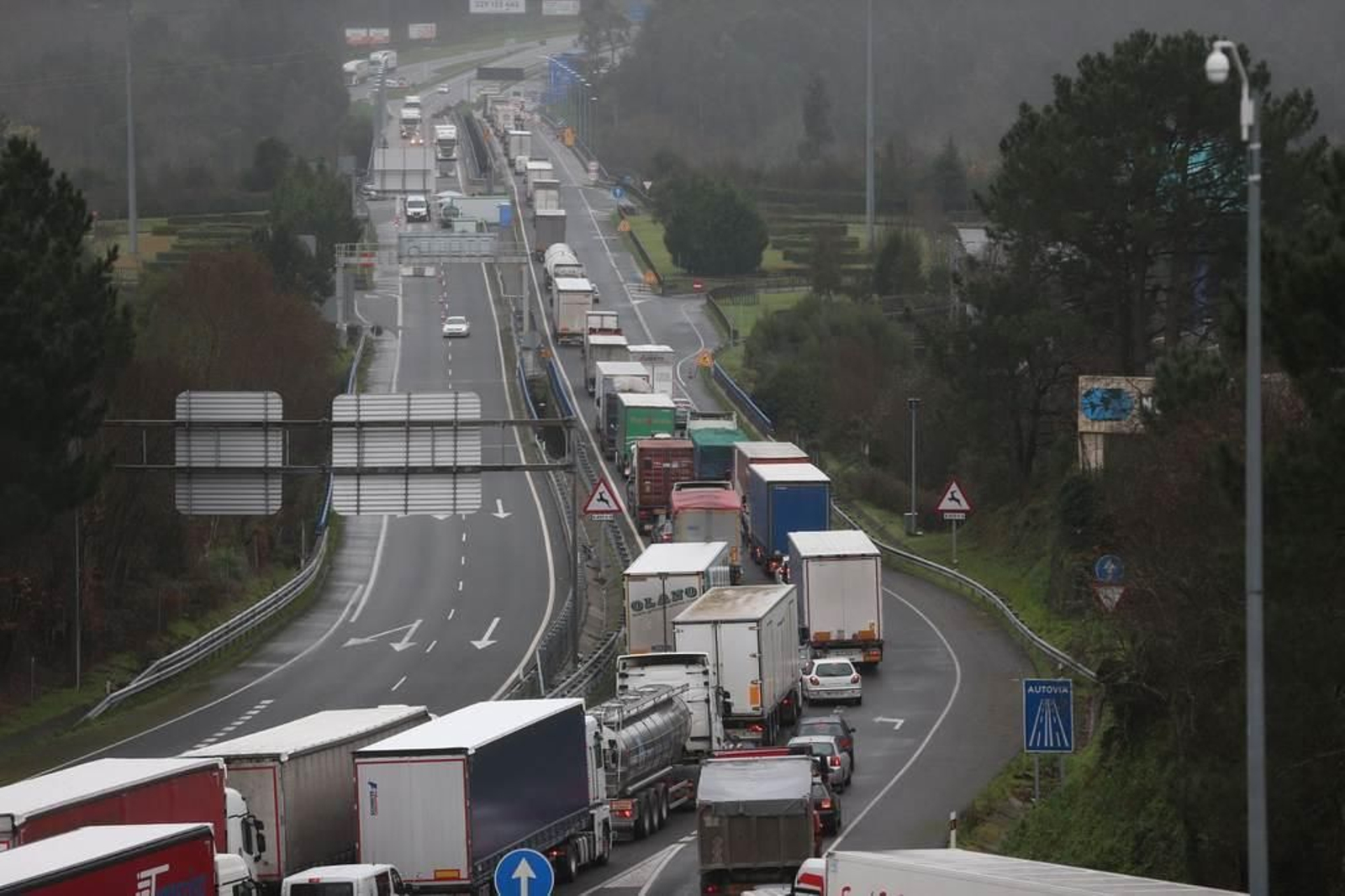 Colas kilométricas en la frontera de Tui para entrar en Portugal 2
