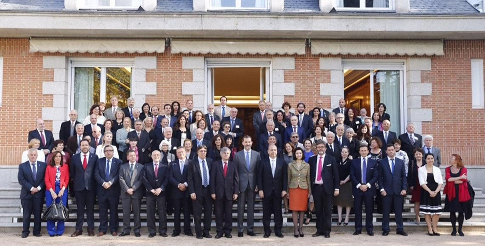 Foto de familia de los participantes en a III Cumbre Global de la Plataforma Erensya, durante su reunión con el Rey, Felipe VI.