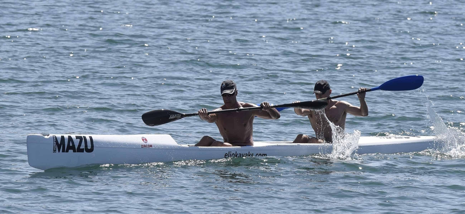 La salida y la meta se fijaron en la playa de Bouzas, que reunió a más de centenar y medio de palistas.