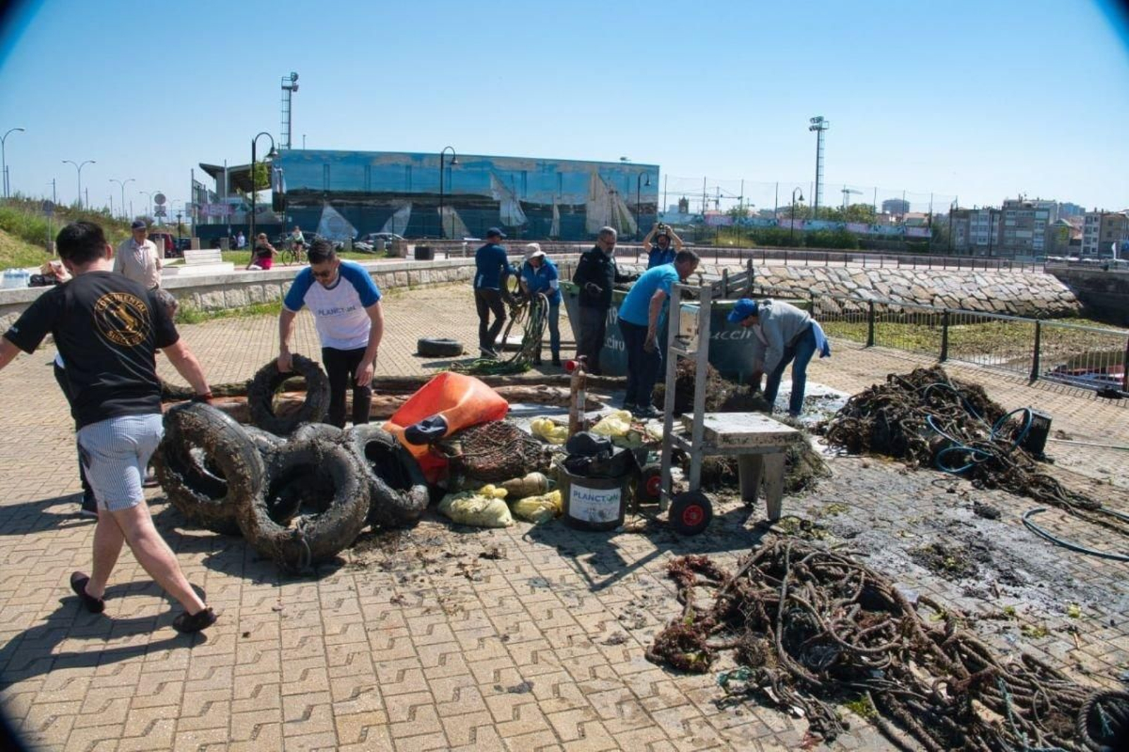 Voluntarios, durante la jornada de limpieza en Bouzas.
