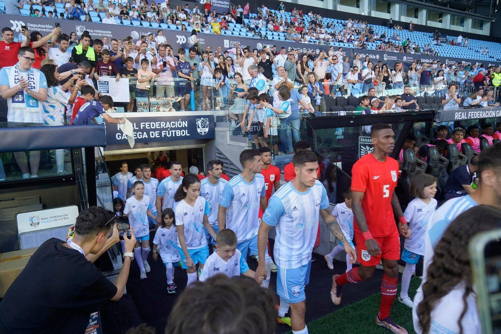 Salida de vestuarios de los jugadores.