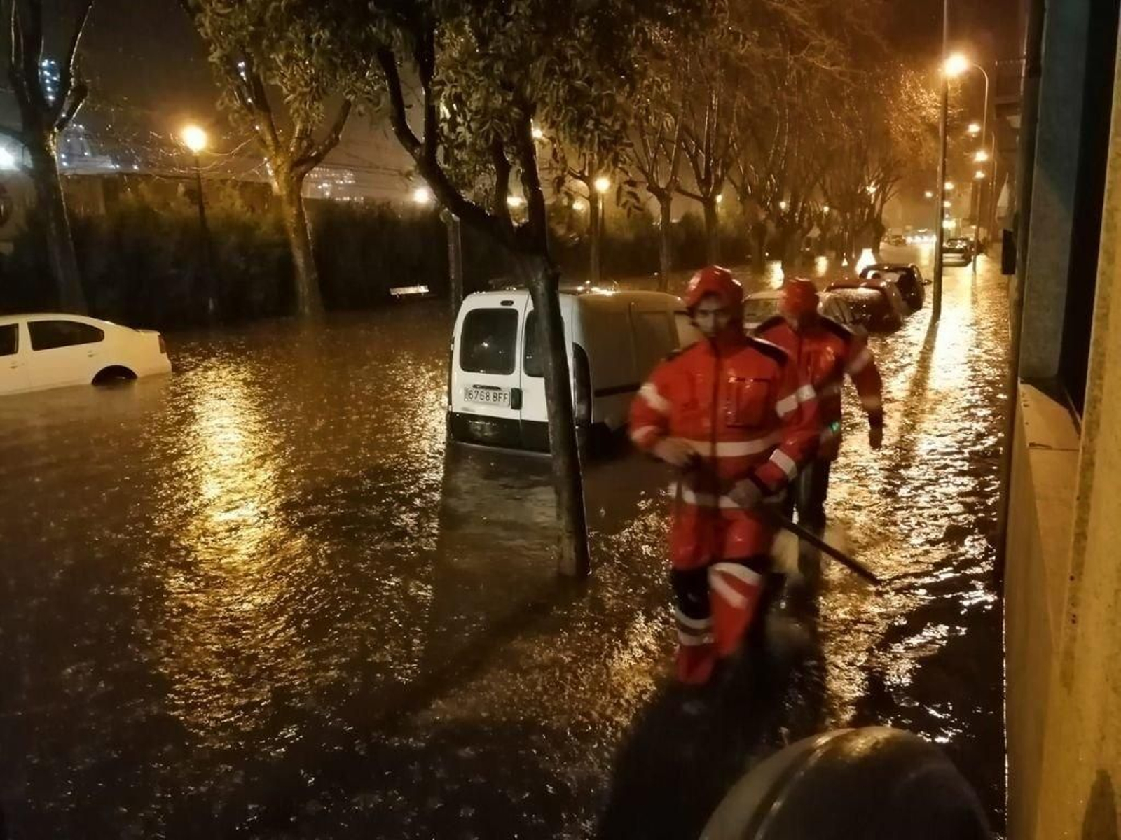 La calle Julián Estévez, anoche, inundada una vez más.