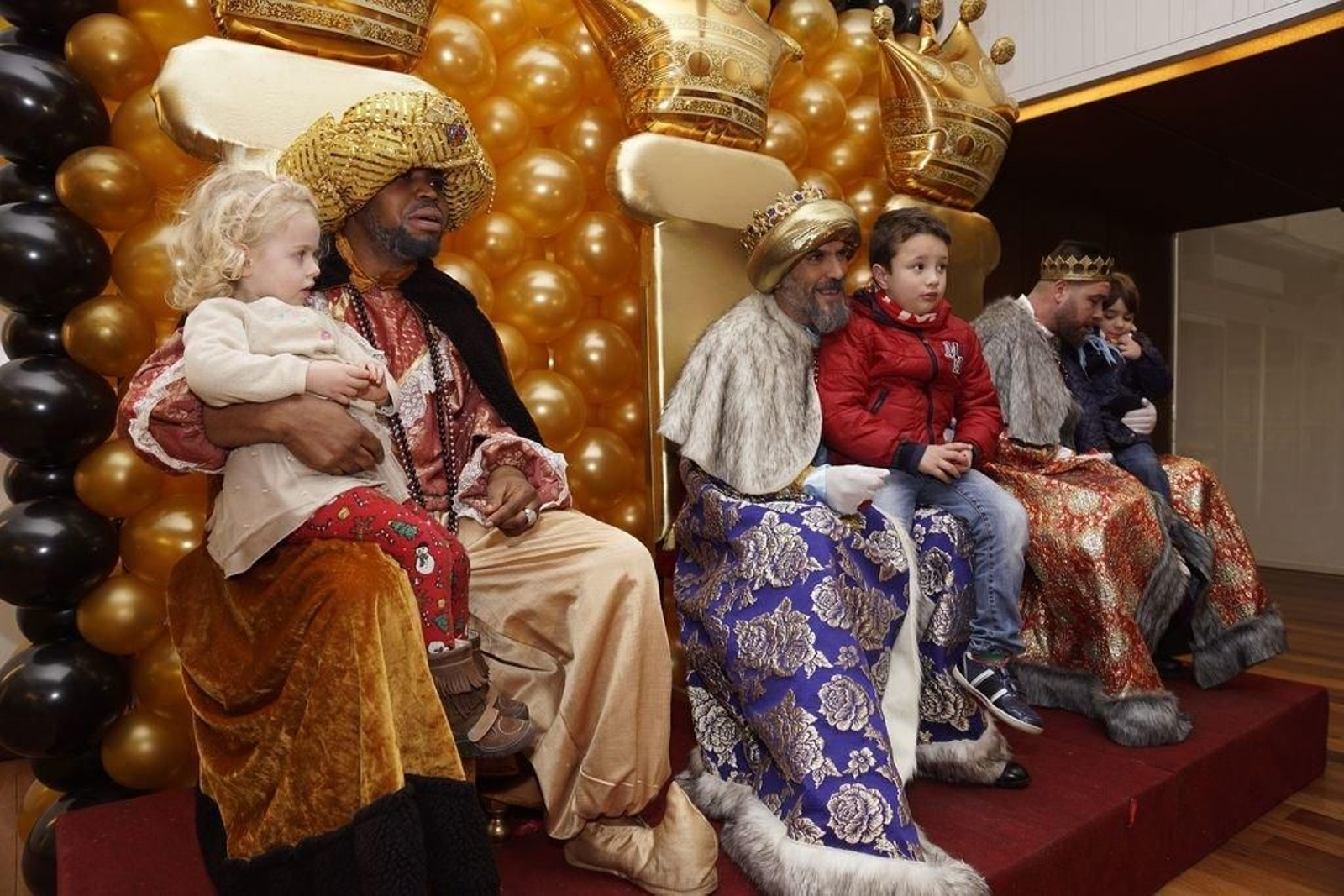 Sus majestades de Oriente, durante la recepción de la mañana en el Concello.