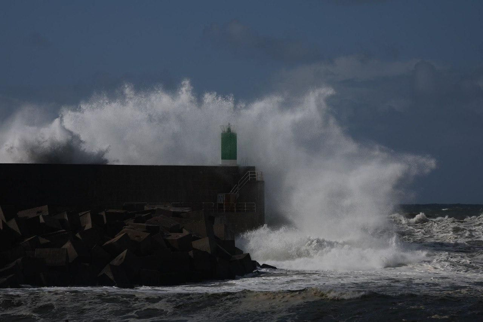 El fuerte oleaje impacta en A Guarda (2)