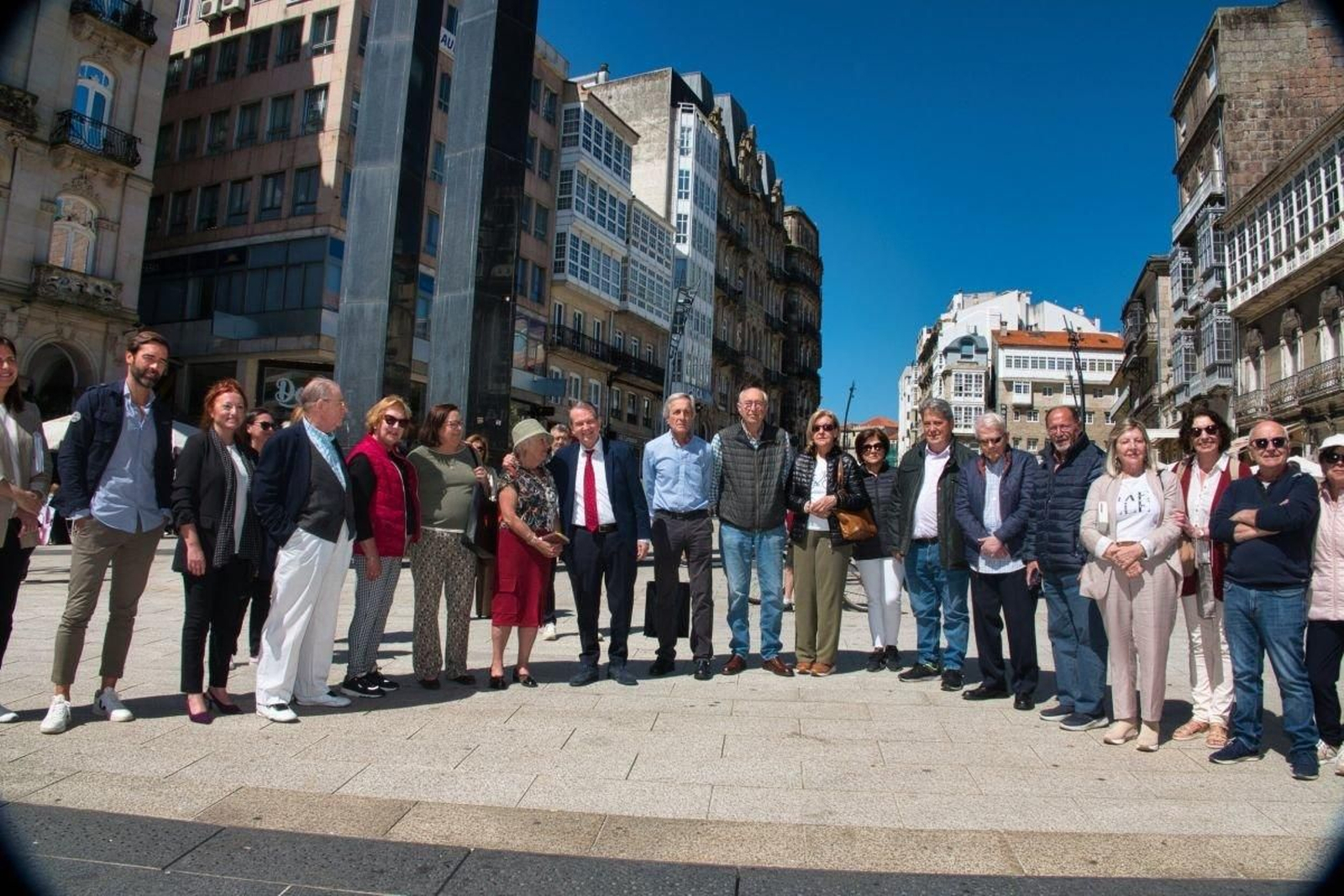 El alcalde Abel Caballero acudió a la lectura colectiva por el Día del Libro.