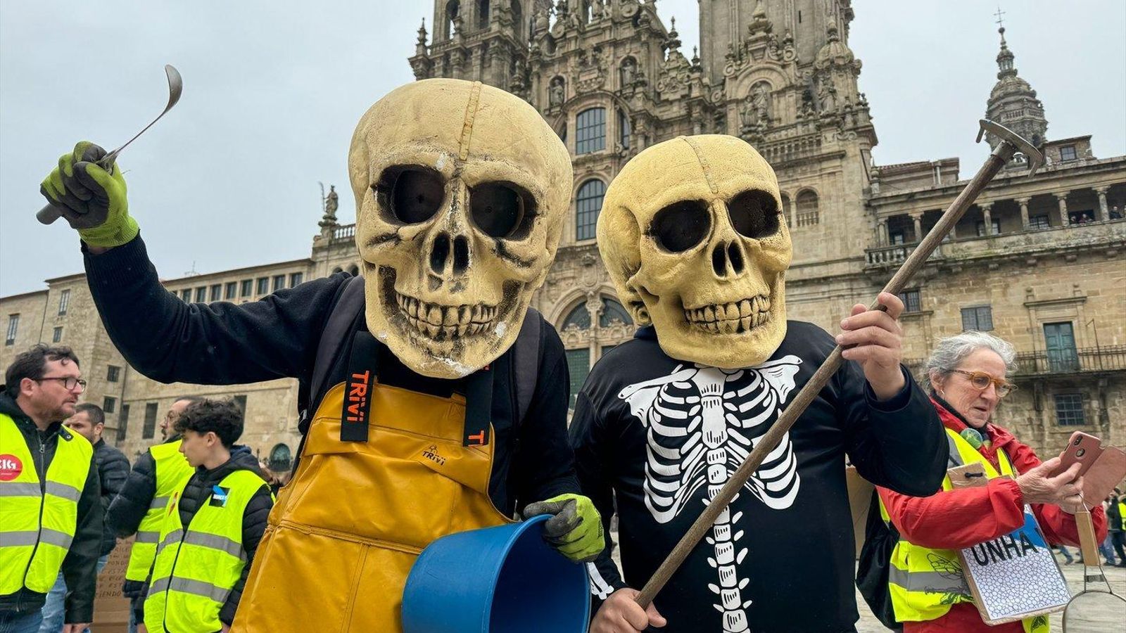 Manifestantes durante la protesta contra la gestión por el vertido de los 'pellets' en Santiago de Compostela. // Europa Press