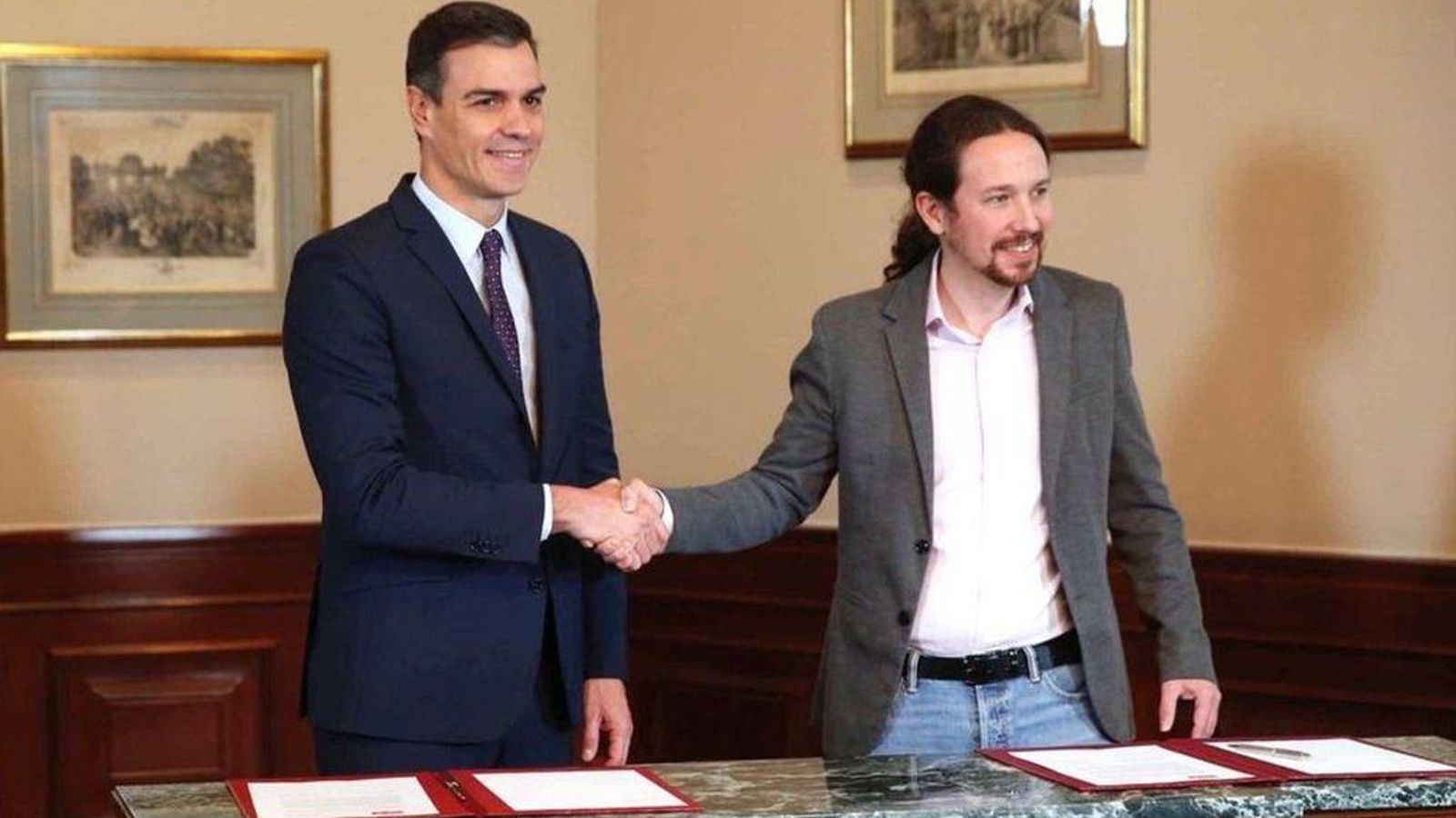 Sánchez e Iglesias firmando el acuerdo de Gobierno