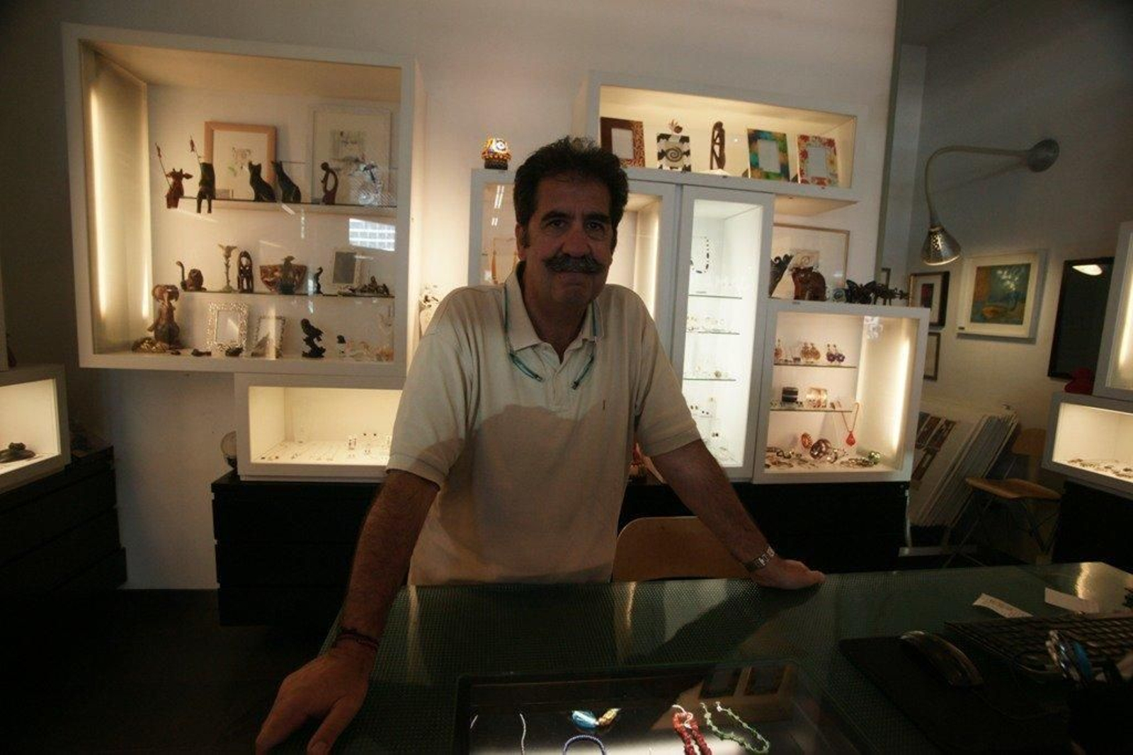 Pol regenta la joyería Thot en el centro comercial A Laxe.