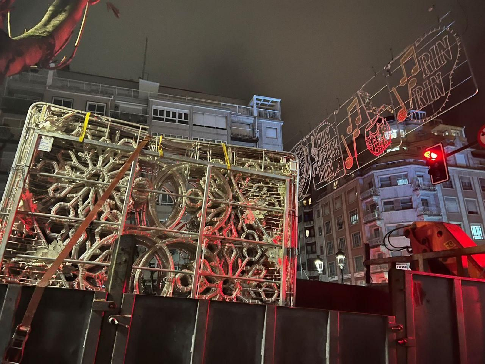 Un pack de luces de Navidad en el camión antes de ser instaladas.