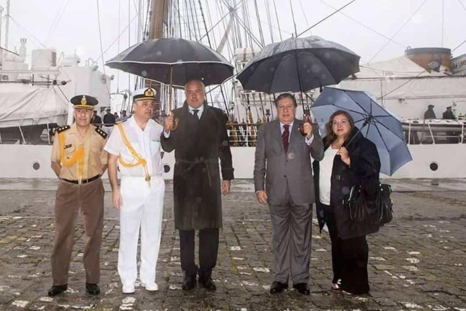 Silvina Montenegro, junto al embajador argentino, Ramón Puerta, el jueves pasado, en Ferrol.