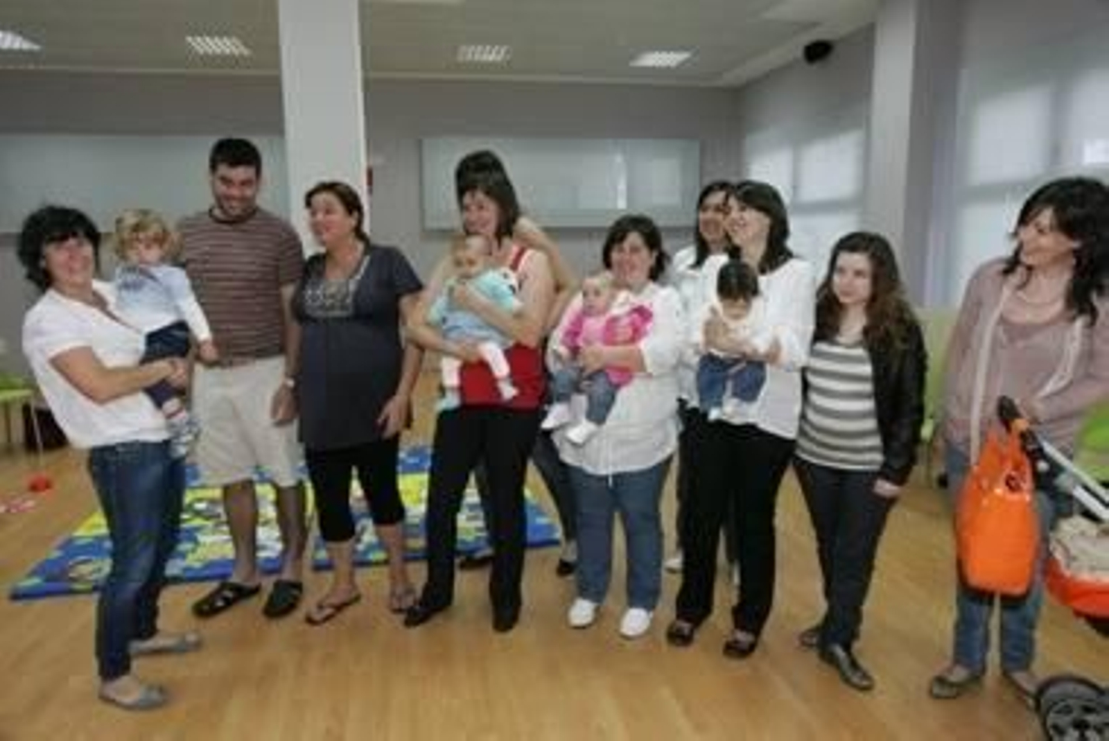 El descenso en el número de nacimientos será otro factor de la despoblación. Imagen, un curso de masajes para bebés.