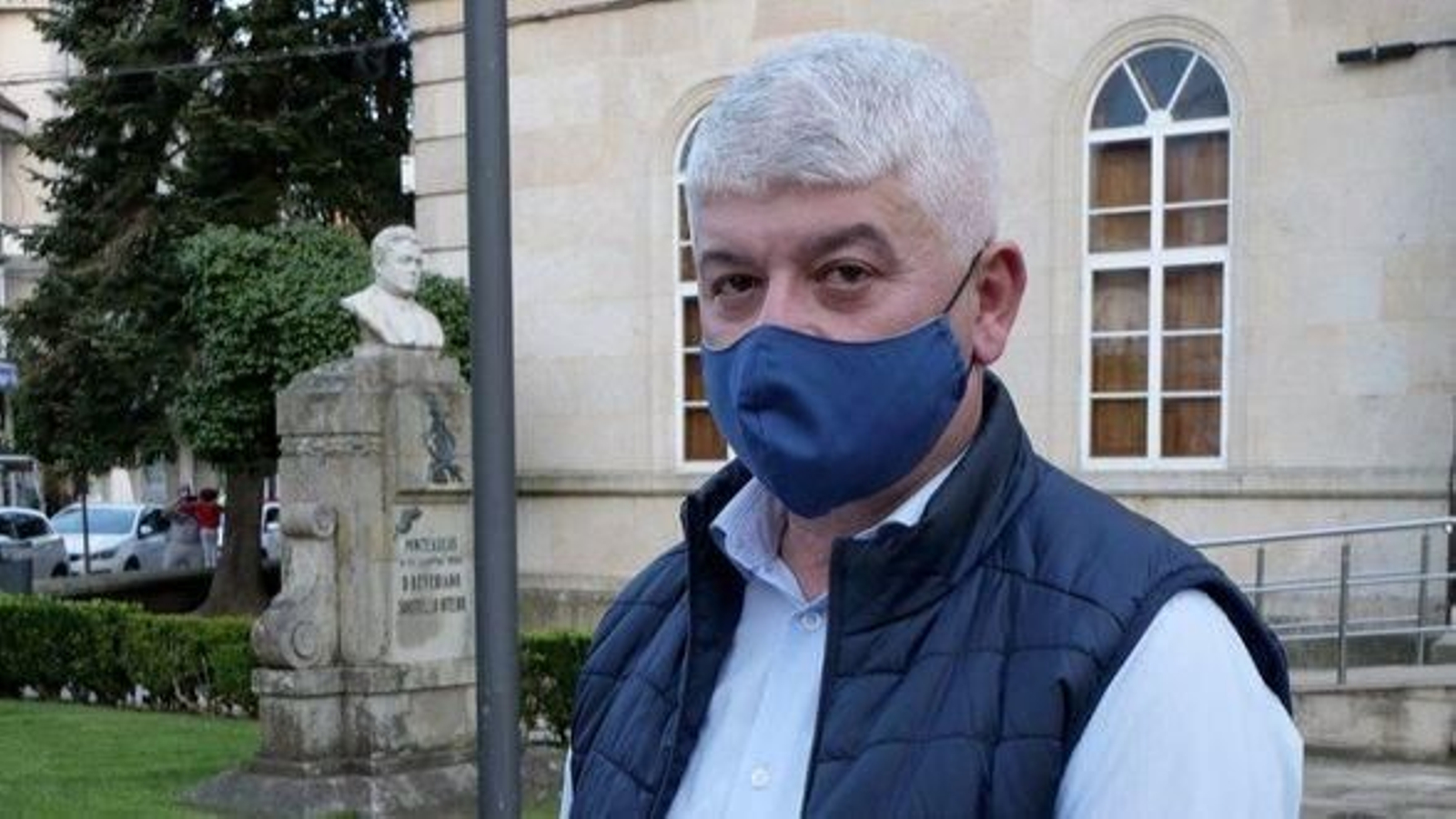 El portavoz de Alternativa Ciudadana de Ponteareas, ACiP, Juan Carlos González Carrera, a las puertas del Concello con la sentencia favorable a su petición "reiterada", de acceso a documentación municipal.