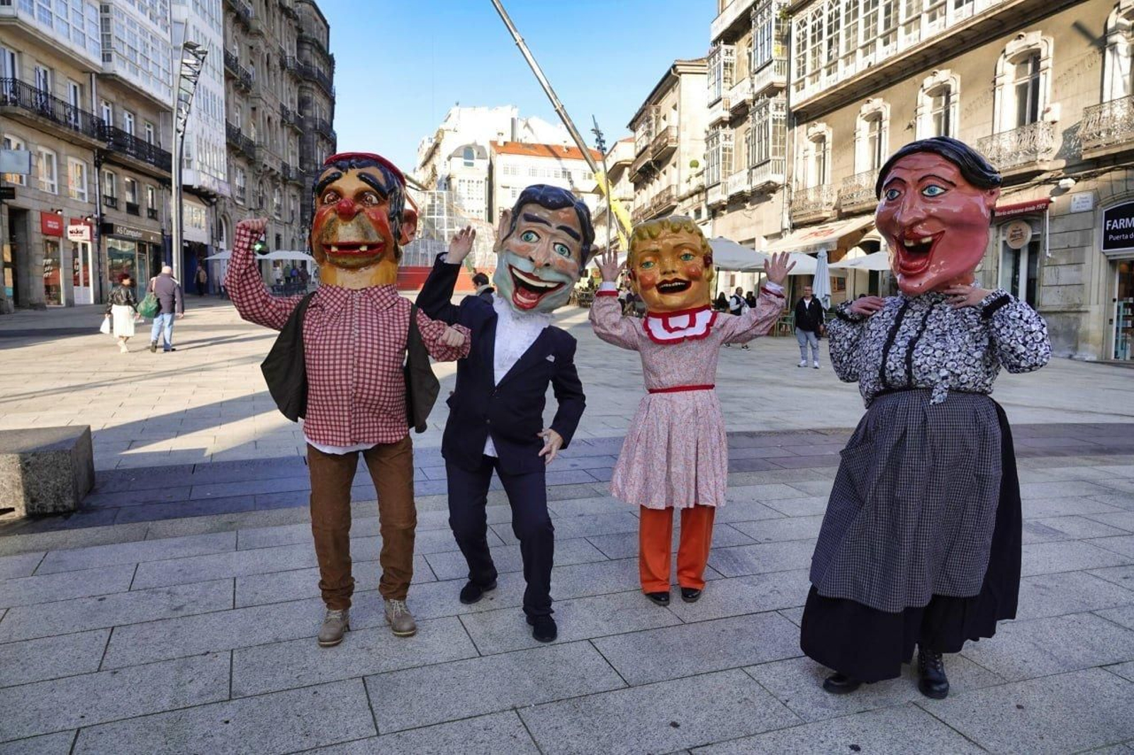 Presentación del Entroido 2024 en Porta do Sol con cabezudos. // Vicente Alonso