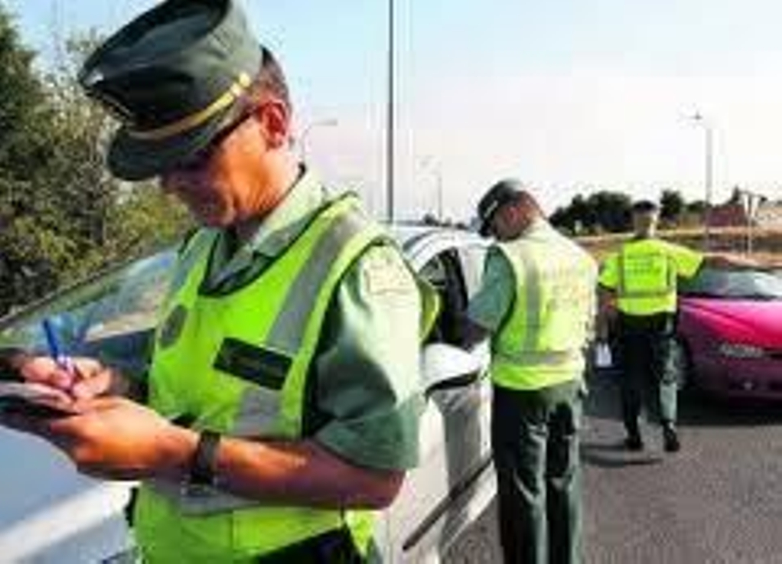 Exceso de velocidad o estacionar en zonas prohibidas, son las principales causas de las multas.