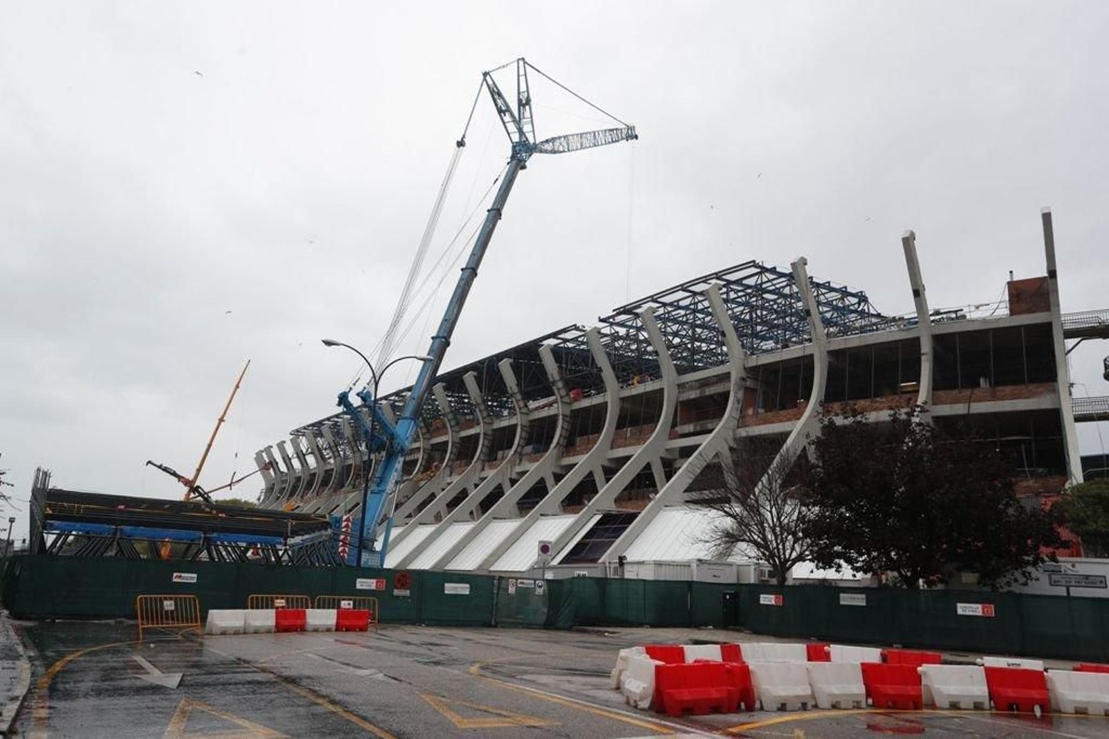 Se han tomado ya medidas para garantizar la seguridad de los obreros y hoy se espera proceder a la retirada de la zona dañada.