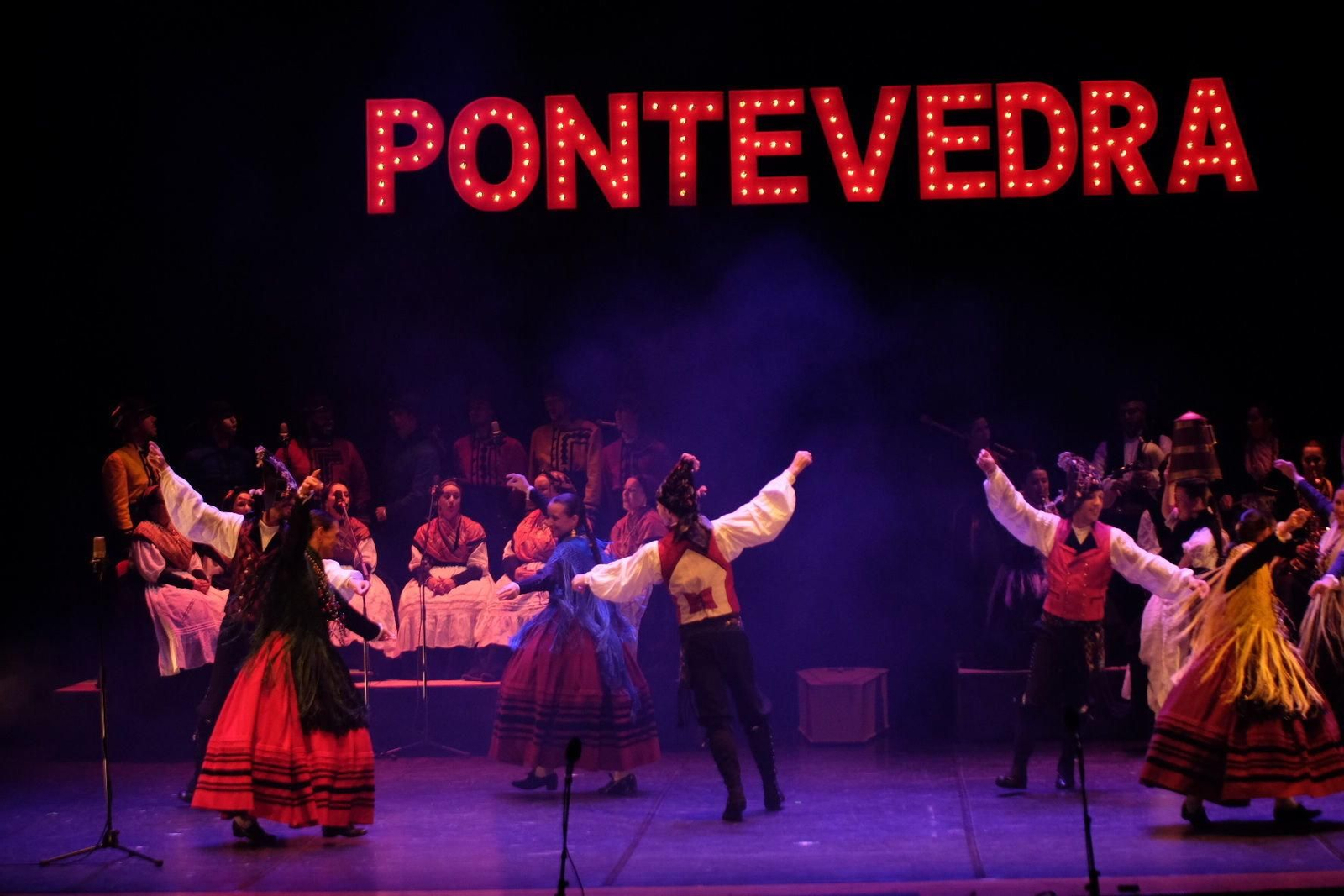 El espectáculo reunió a 36 artistas sobre el escenario en un espectáculo que sorprendió al público por su formato de “varieté”.