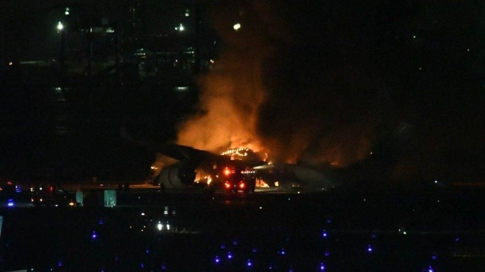Fuego en el avión en el aeropuerto de Tokio. // E.P.