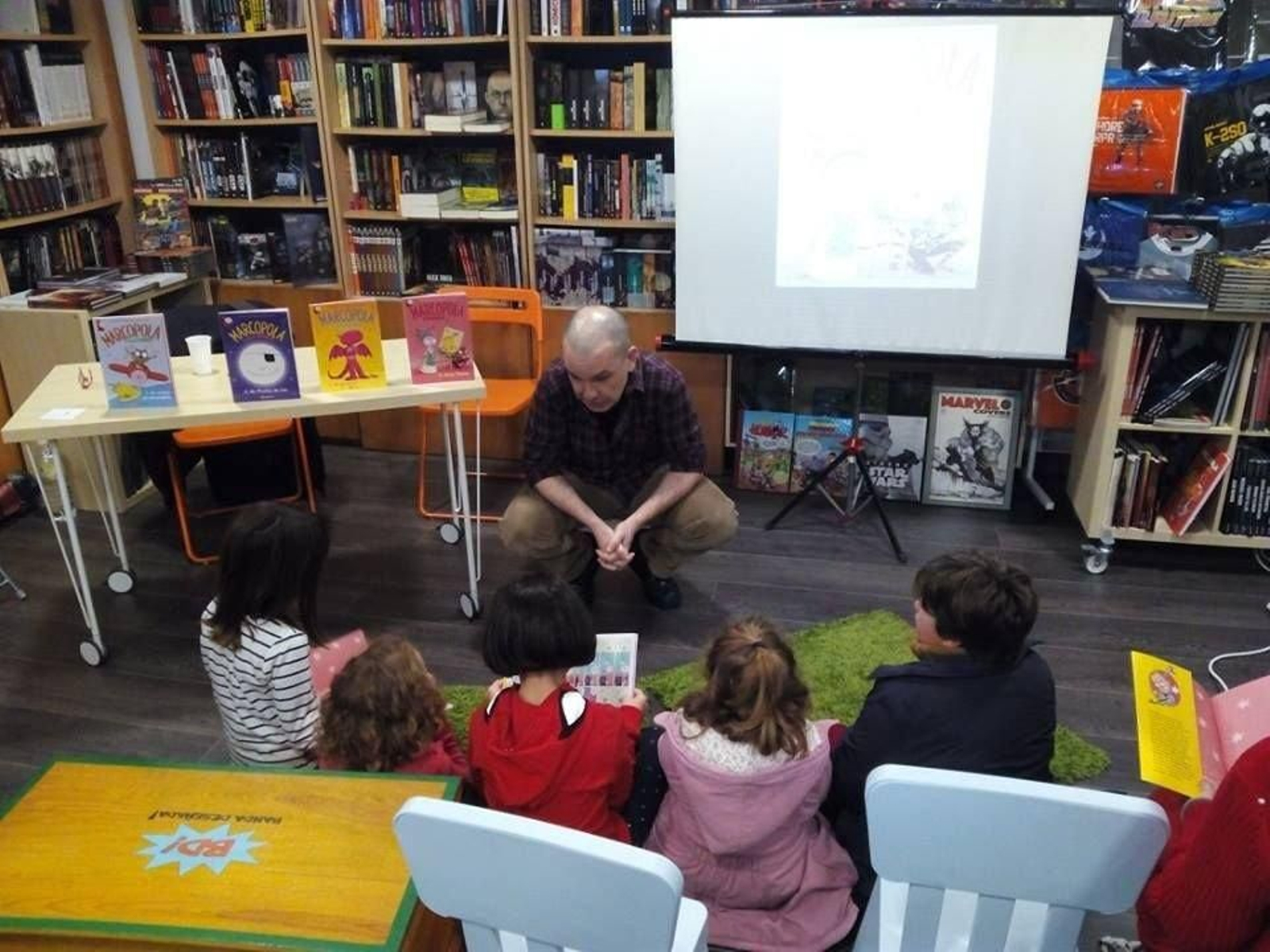 El dibujante de cómic Jacobo Fernández durante una de sus charlas en la librería.