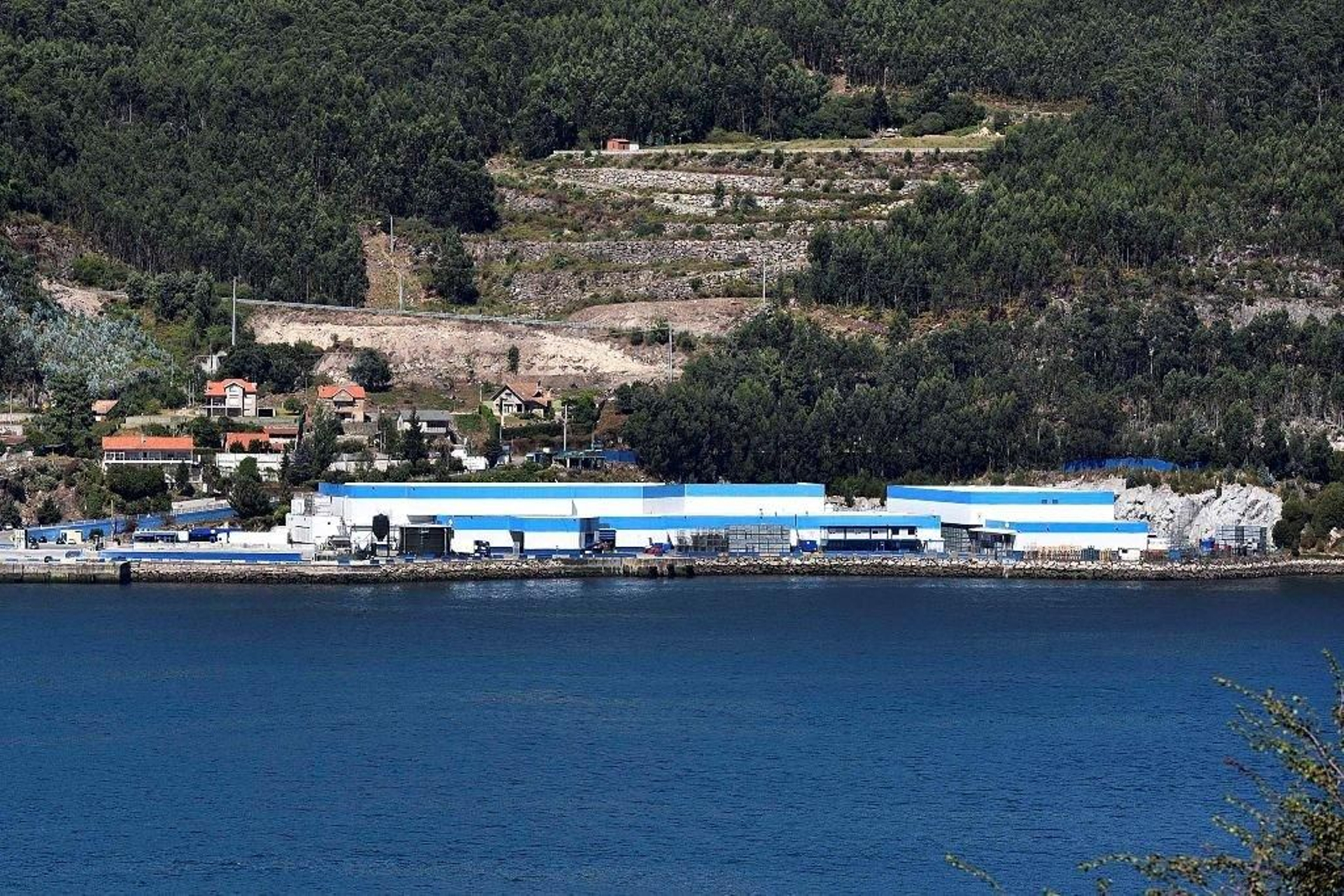 Fandicosta tiene completamente limpia la zona que sufrió el incendio y mantiene actividad industrial en el muelle de Domaio.