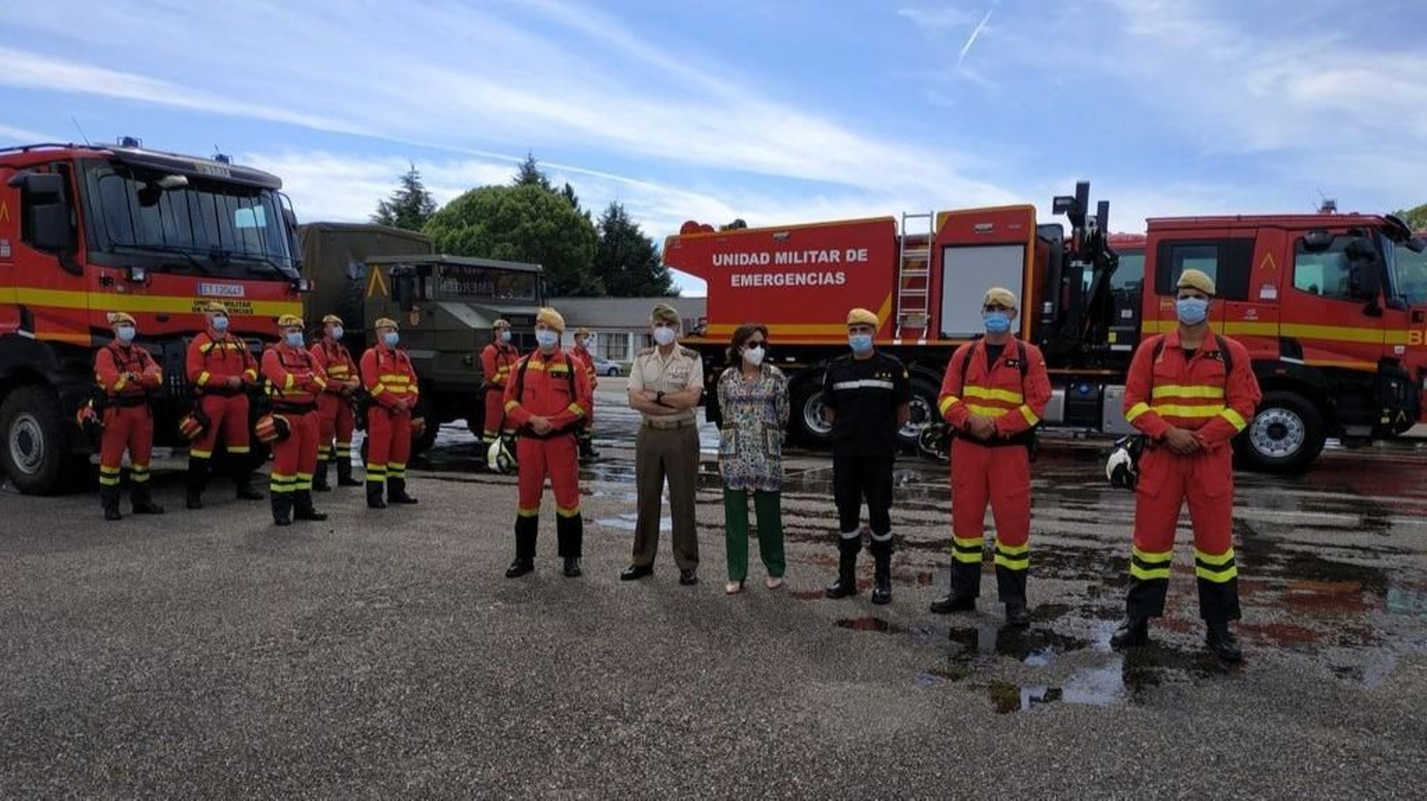 Maica Larriba, ayer durante su visita a la base militar de Figueirido, con la UME.