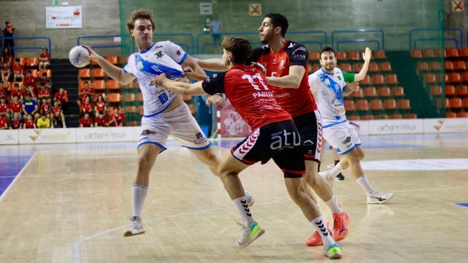 Brais González, con el balón, es agarrado por dos defensores del Burgos en el partido de ayer.