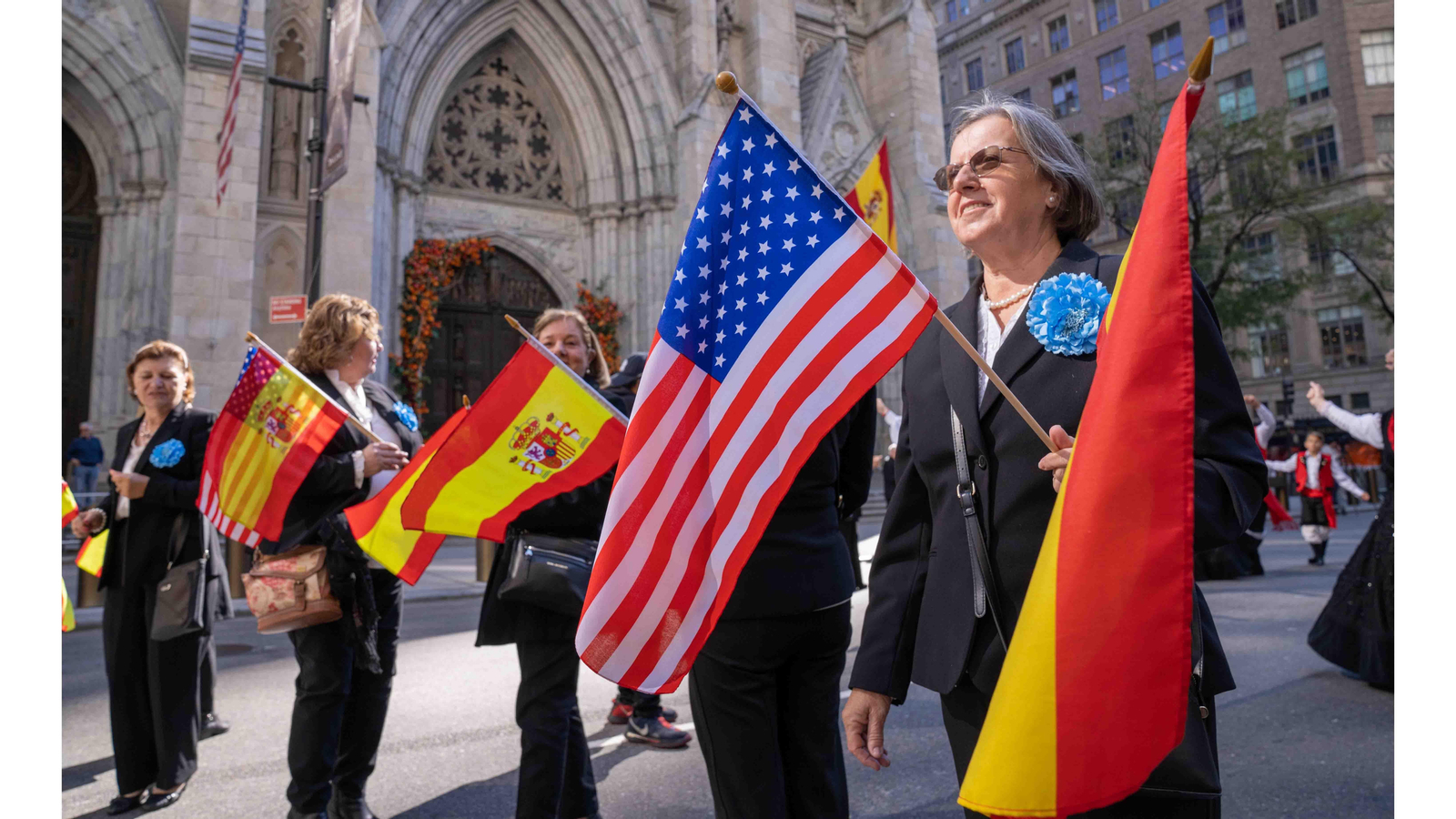 El Desfile de la Hispanidad recorrió la Quinta Avenida en Nueva York. EFE/ Ángel Colmenares