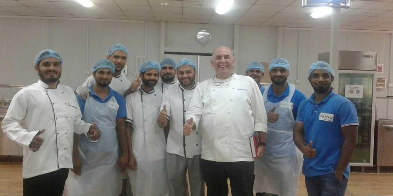 En una zona tan remota, Cristóbal es capaz de ofrecer gastronomía española, sirviendo platos de todo tipo