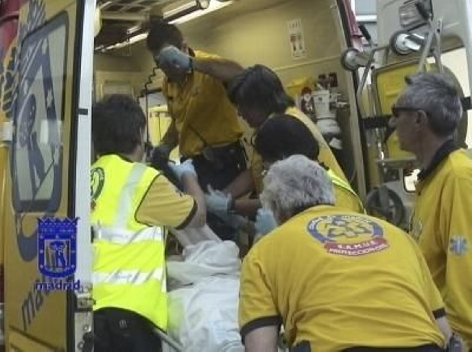 Efectivos del Samur-Protección Civil atienden al hombre encontrado con un tiro (Foto: EFE)